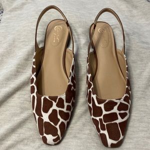 Women’s giraffe printed flats, size 9, White